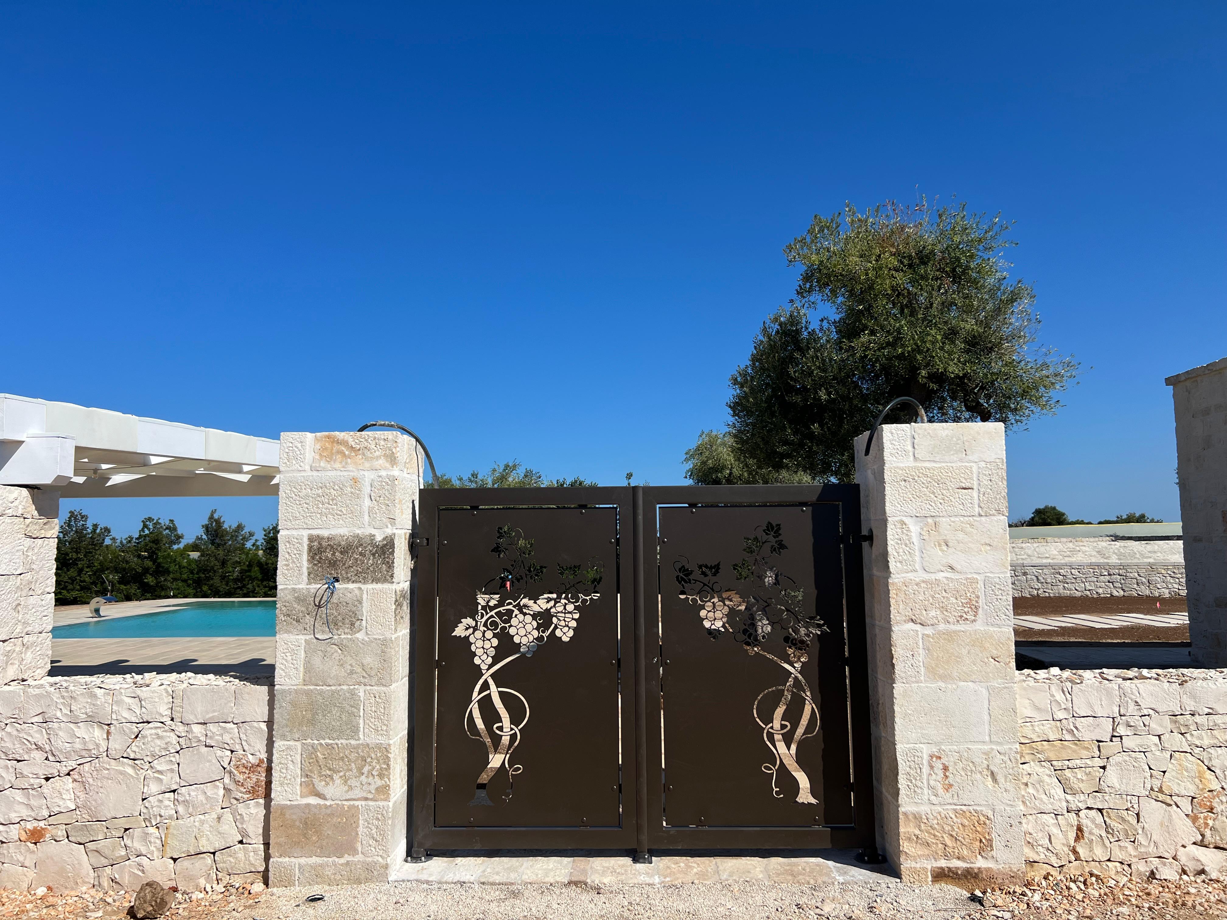 Cancello in ferro battuto con piscina