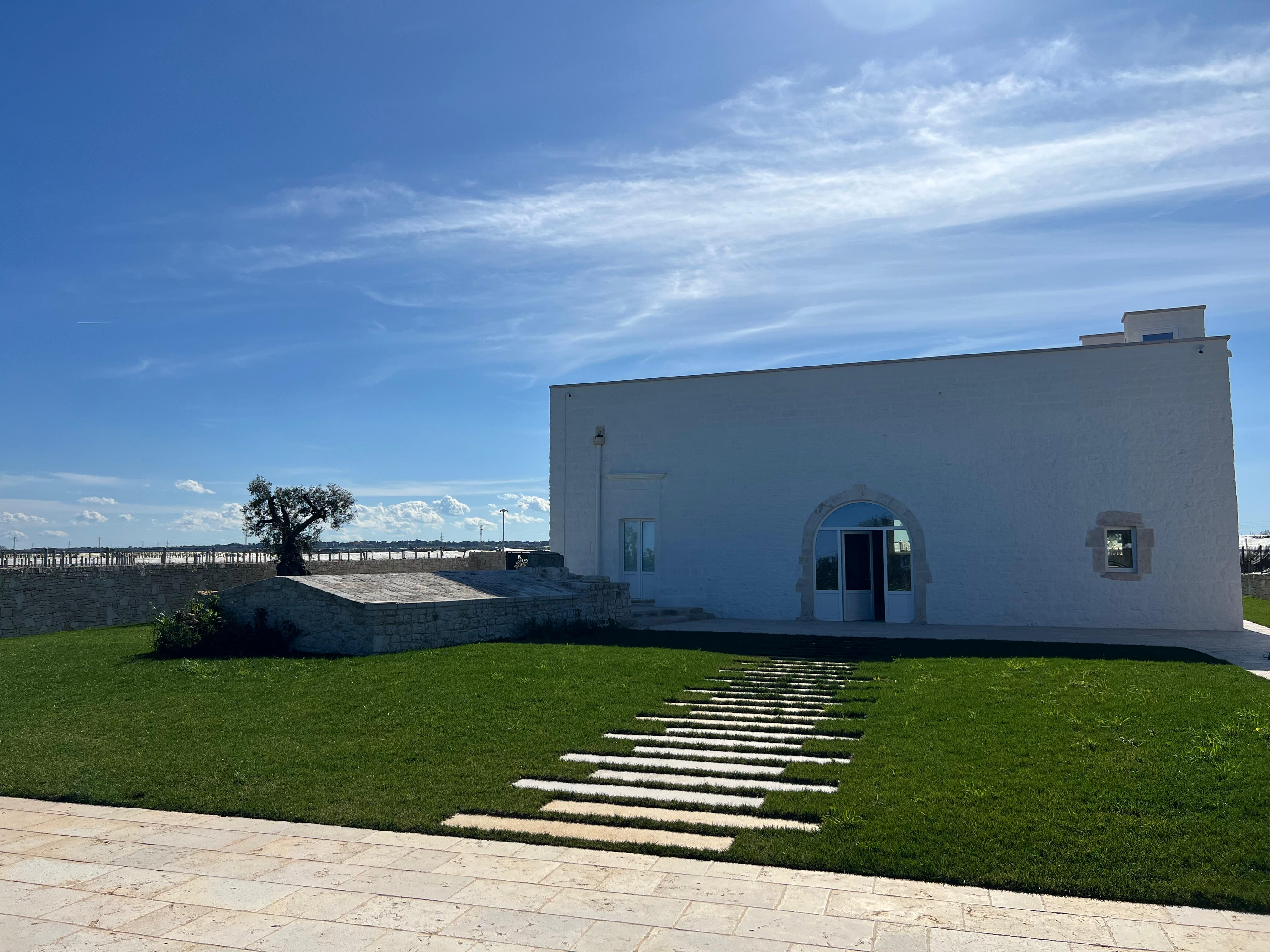 Facciata principale dal giardino
