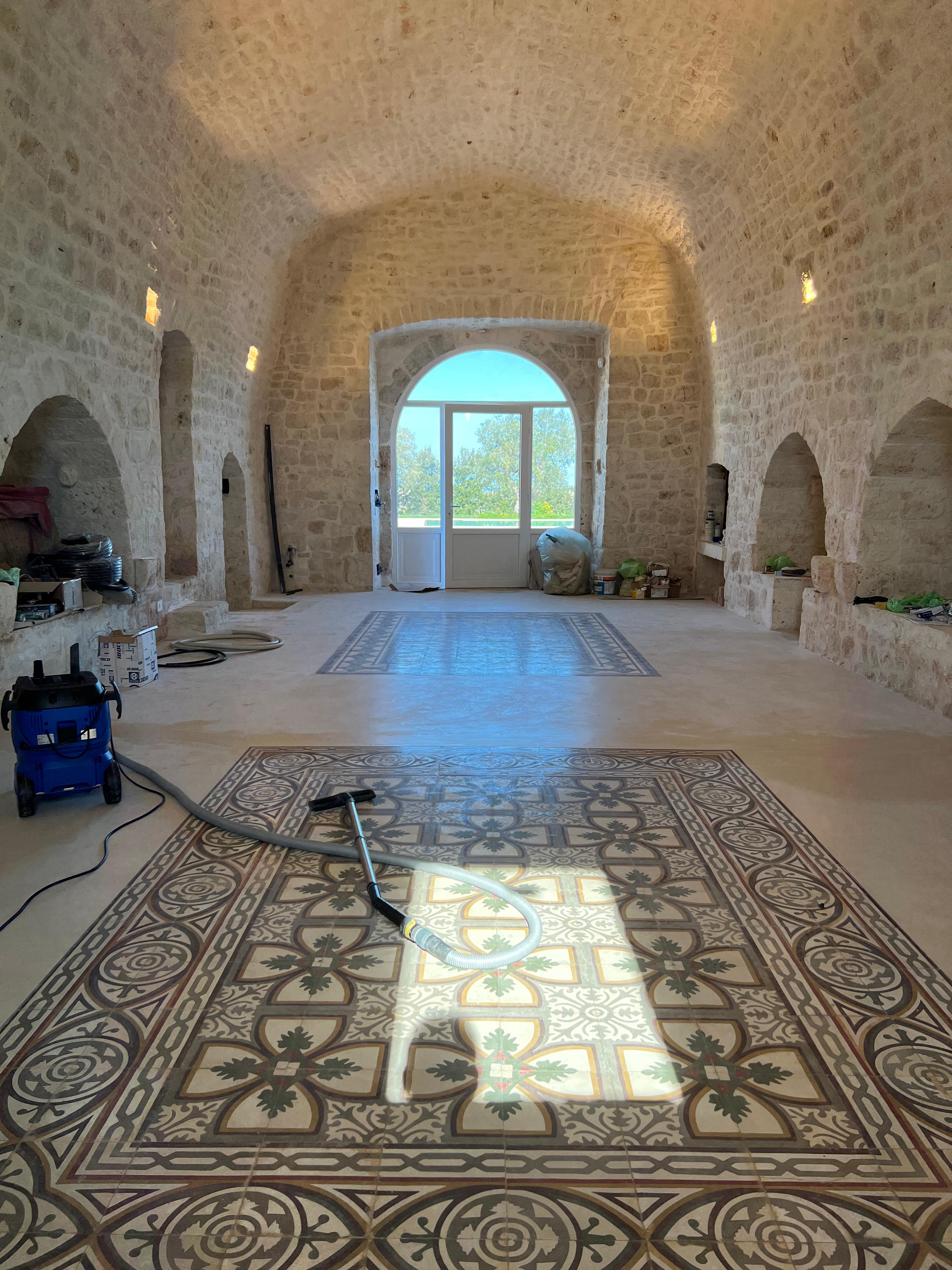 Salone con volte e pavimento decorato
