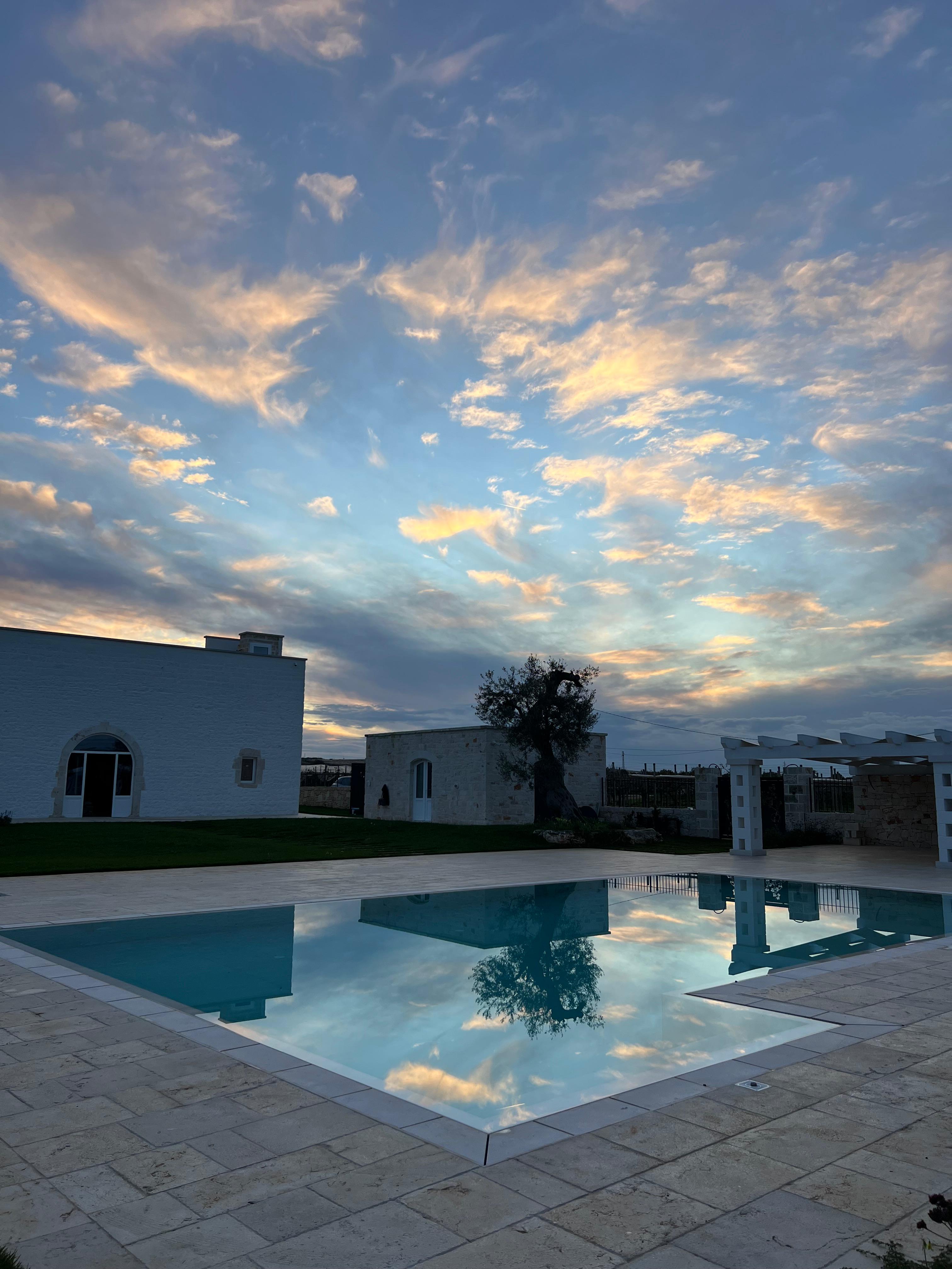 Piscina all'alba con cielo drammatico